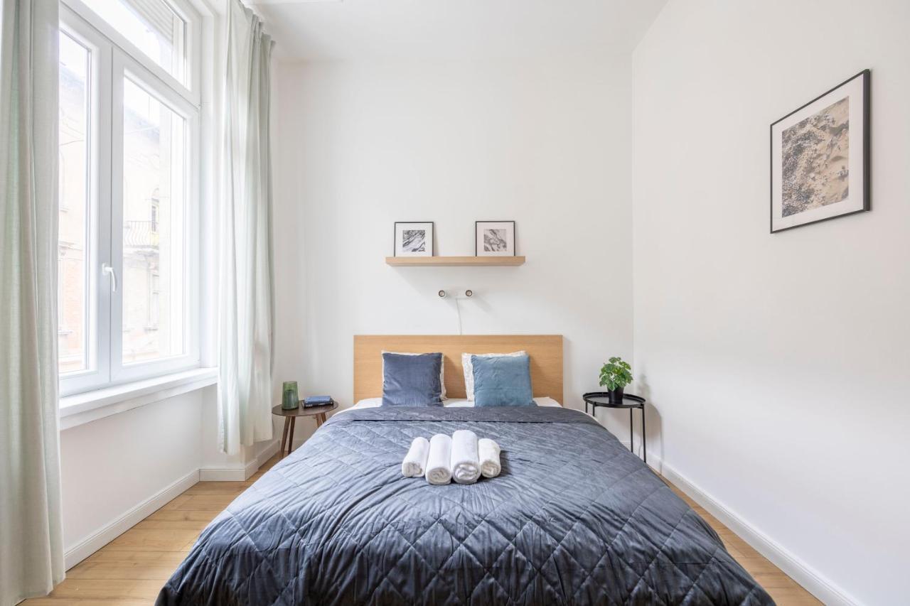 Central Grand Apartment With 5Bedrm 2Bathroom, Budapest